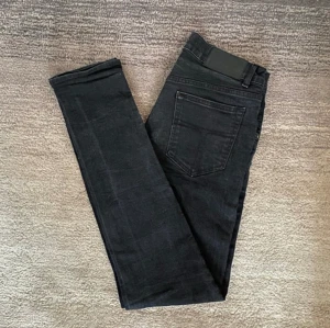Tiger of Sweden jeans  - Säljer nu dessa Tiger of Sweden jeans i den fräscha färgen svart. Jeansen är i nyskick. Modellen är ca 180 cm lång.  Hör av er vid frågor elelr funderingar.