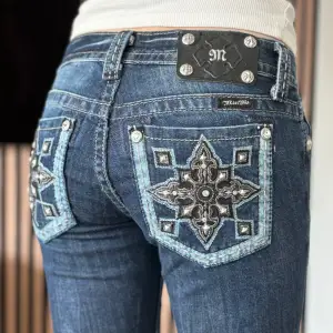 Lågmidjade bootcut jeans från Miss Me. Coola fickor med unikt mönster. Perfekt skick. Mått: Innerbenslängd: 85cm   Midjemått rakt över: 36,5cm Midjemått: 79cm Modellen är 166cm lång. Skriv gärna ifall du har några frågor! 💗