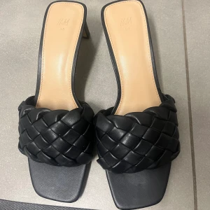 klackskor  - Flätade klackskor från h&m i storlek 38, men dem är små i storlek tycker jag. Använda 3 gånger!