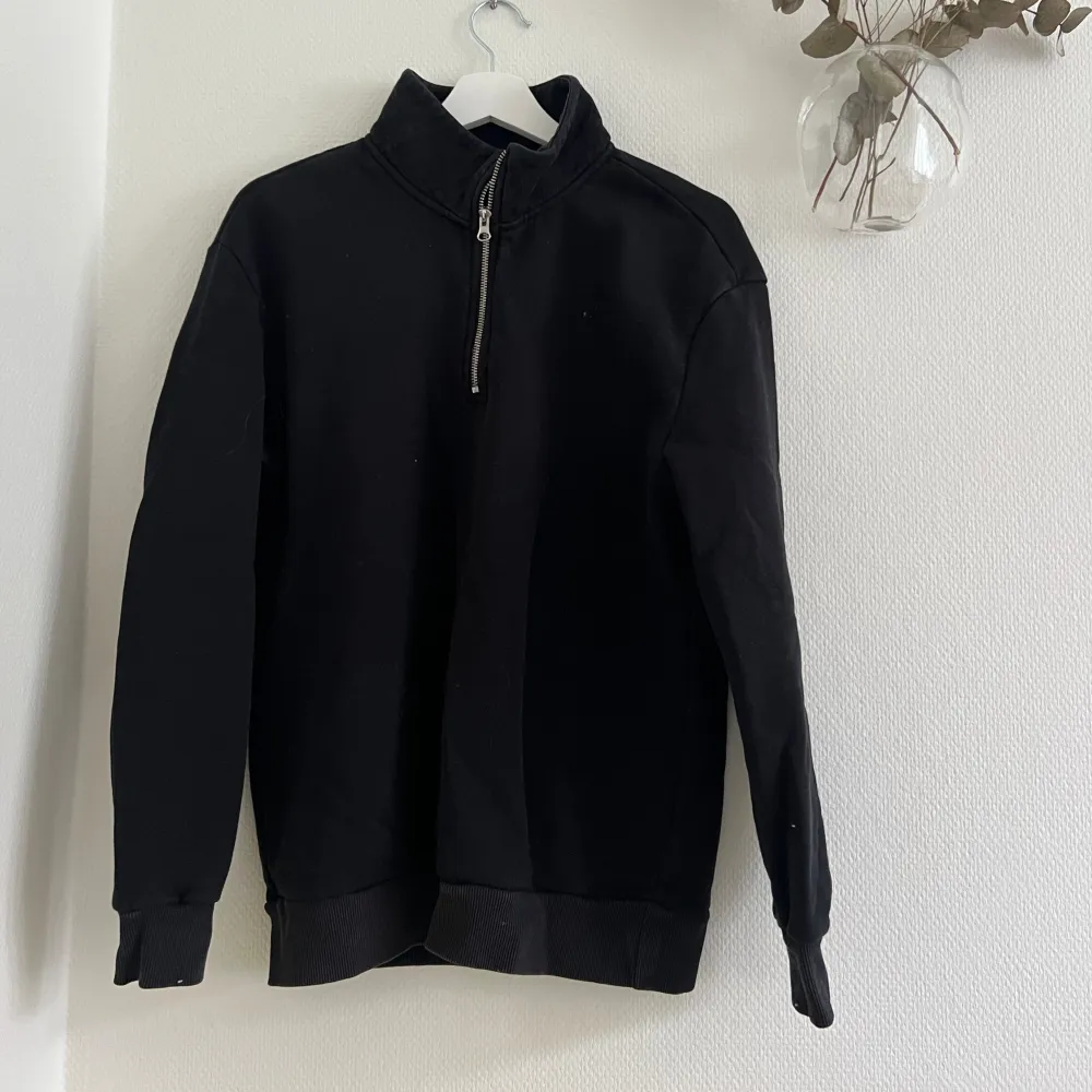 Svart zip tröja köpt från Zalando (herravdelning) storlek S skulle säga att den är lite oversize då det är en herrmodell, i använt skick . Tröjor & Koftor.