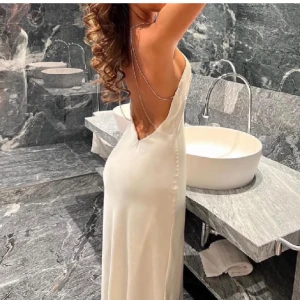 Balklänning - Jättefin balklänning från zara som jag köpte här på plick men passade tyvärr inte mig. Den har inga defekter ser helt ny ut.