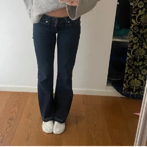 Lågmidjade jeans  - Lågmidjade jeans från G-star köpta här på plick som tyvärr inte passade mig. (Lånade bilder) 🩷🩷Midjemått: 36/37cm rakt över & innerbenslängd: 73/74 cm🩷Buda inte om du inte tänker köpa!!