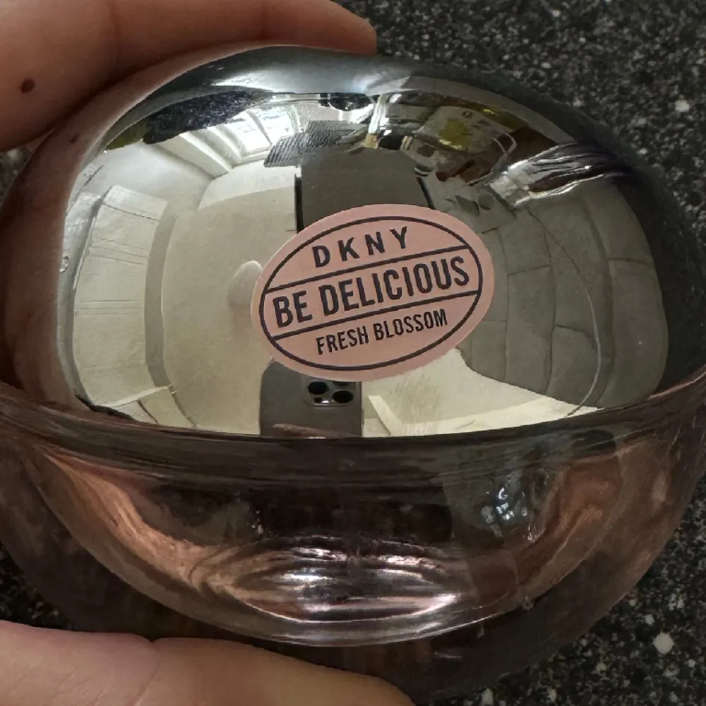 DKNY  Be Delicious Fresh Blossom EdP 50 ml Oanvänd  Luktar sjukt gott  Köpt för 799kr . Accessoarer.