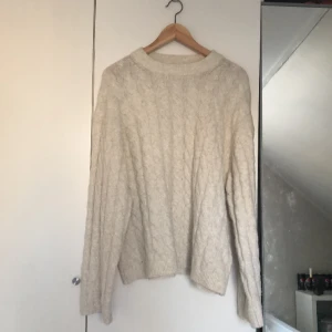 Stickad tröja från hm  - Flätad beige tröja från HM beställde Xs men var för stor, den skulle kunna passa S tror till och med M
