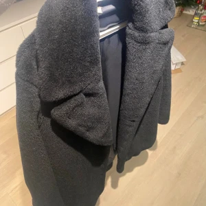 Pälsk jacka  - Säljer denna fina jacka från HM, köpt för många år sedan av min mamma, säljer nu då jag söker en pälsk jacka i ljusare färg 