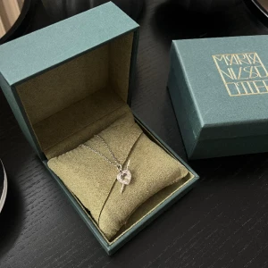 Maria Nilsdotter Rebel love necklace - Så fint halsband från Maria Nilsdotter. ”Rebel love necklace”, super fint skick! Nypris 3 795kr. (Säljer det andra halsbandet på bild 3 också!) 