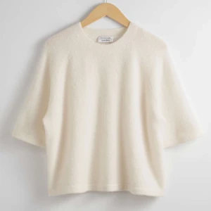 stickad t-shirt från &other stories  - i storlek s, ny skick och har bara andvänts få gånger eftersom har en liknande tröja i en annan färg som ja föredrar! ny pris är 690