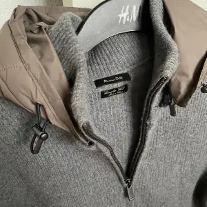 Tja! Säljer nu min tvärsnygga cardigan från Massimo Dutti. Tröjan är slutsåld överallt och sjukt eftertraktad!🙌  Skick: 8/10. Storlek: L, passar M/S. Nypriset låg runt 2500kr när den såldes. Kontakta mig för fler bilder och info!🤝