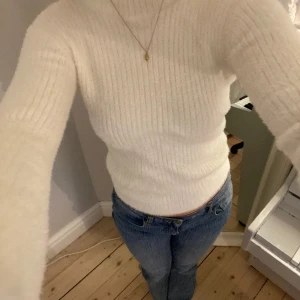 Ribbad långärmad - Mjuk crémevit tröja från Zara i ett fluffig material