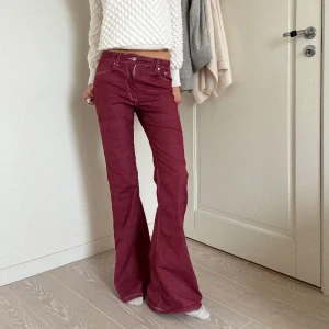 Vinröda bootcut jeans  - Så sjukt coola lågmidjade bootcut jeans från Pull&bear som jag färgat själv med nitors textilfärg i nyansen ”bordeaux”❤️ sänker inte priset utan det är först til kvarn på 700kr som gäller då jag verkligen tycker om dessa (jag är 175)