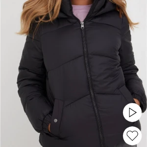 Svart jacka - Säljer denna svarta vinterjacka från vero moda. Storlek s. Skriv för egna bilder! 