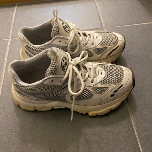 Marathon Runners  - Sko ifrån Axel arigato, i bra men använt skick, släppt lite i stygnen på ena sidan. Se bild 3.  Säkert enkelt att laga. Nypris ca 3500kr 