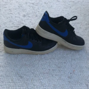  air force 1s  - Säljer mina air force 1s då jag inte använder dom längre. Dem är 8/10 skick och inga problem med dem. Pris och info kan diskuteras