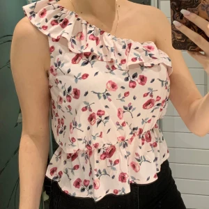 Topp - Helt ny topp säljes från Bikbok. 