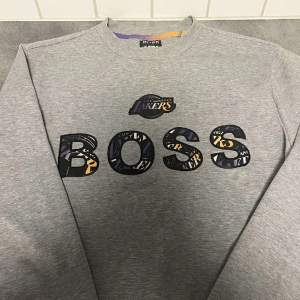 En mycket fin och trendig Boss x Nba Lakers tröja. Tröjan är i nyskick, knappt använd, absolut inga fel på den. Storlek S/M. 