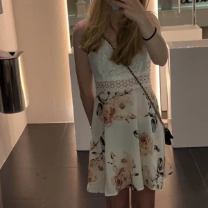 Superfin sommarklänning🌸 - Superfin sommarklänning som säljs för att jag inte längre använder den. Den är i gott skicknoch ser nästan helt ny ut! 😀