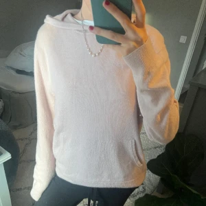 Kashmir hoodie - Så fin kashmir hoodie från Lisa yang i ljusrosa i väldigt fint skick💕nypris ligger runt 2500kr-3500