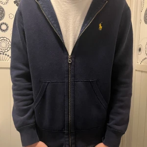 Ralph Lauren zip hoodie - Säljer min raffe zip hoodie som inte kommer till användning, storleken är S  Kom dm för frågor eller funderingar. 