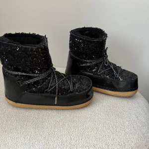 Glittriga boots - Så fina skor, lite slitna invändigt men inget man ser utåt. Skriv för mer bilder