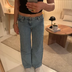 Low waits jeans - Lågmidjade jeans med ganska vida ben i en supersnygg tvätt!! Från nakd i strl 34💕😇 Skriv gärna vid funderingar!