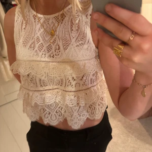 Spetts topp - Så fin topp i spetts från Zara!! Strl XS men passar mig som vanligtvis är en S😇💕Skriv gärna vid funderingar!