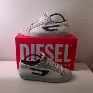 Diesel skor - Nästan helt nya diesel skor i storlek 41 (passar 42/43) skorna köptes för 2600 förra veckan och har inte används så mycket! Skorna är väldigt eftertraktade just nu och de är jättebra kvalitet utan defekt! Skriv dm för fler bilder eller frågor!