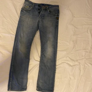  G-STAR jeans  - Säljer dessa G-STAR jeans då jag inte använder de längre, de har ett litet hål mellan benen som man kan se på bild 3. Förutom det finns det inget fel på dem