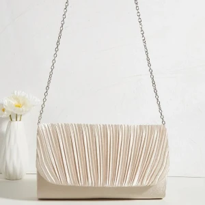 Axelväska  - Guld/vit/rosé färgad axelväska, superfin, helt nyskick då den endast kom till användning på min bal!🤍pris går att diskutera..