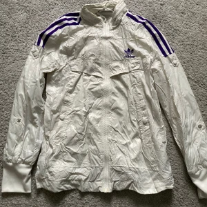 Adidas tröja - Bra skick, bara lite skrynklig på bilden. Köpt på vinted, tyvärr för liten för mig.