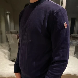 Moncler tröja - Moncler tröja som är använd, dock inga tecken på användning alls. Scan fungerar. Den är i strl L men väldigt liten, sitter som en S och M eftersom Monclers modeller är i liten storlek. Kostade runt 8000 på moncler. Pris går att diskutera