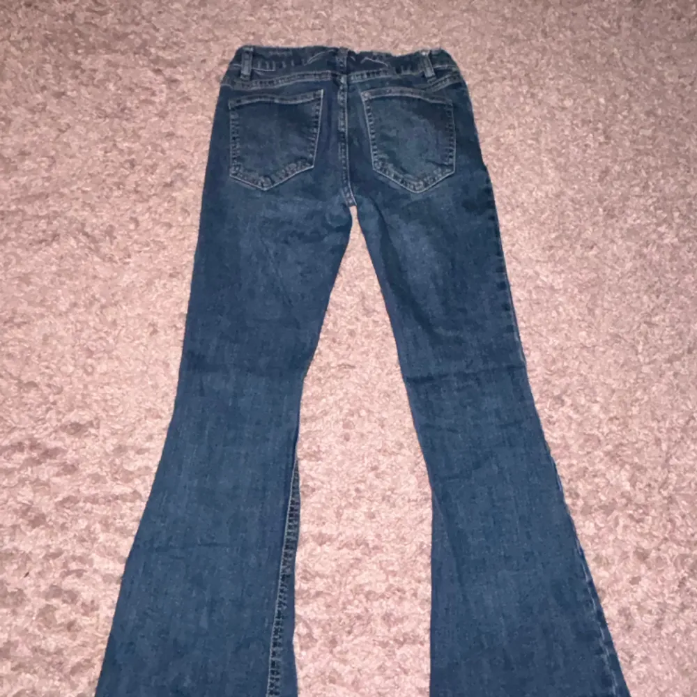 JÄTEE SNYGGA jeans de är Low-waist🫶🏽 kommer tvärr sälja för de blev små på mig🫶🏽 inga hål på byxorna eller liknande för mer bilder osv skriv priv💕💕. Jeans & Byxor.
