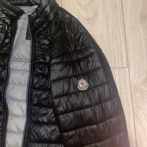 Moncler jacka - Tjena! Jag har ingen användning för den här jackan längre eftersom den inte passar mig längre, men det är riktigt fet. Min kompis jag köpte den av sa att den va 100% äkta så vi får gå på det. Den har bara några små skador som inte syns nått alls!🙌❤️