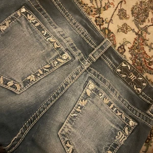 Miss me jeans - Säljer dessa miss me jeans som jag köpte här på plick, de är i jätte bra skick då jag bara har använt dem ett fåtal gånger och därför att jeansen är lite förstora i midjan på mig💖 (de är bootcut) Innerbenslängd: 75cm Midjemått tvärsöver: 40cm