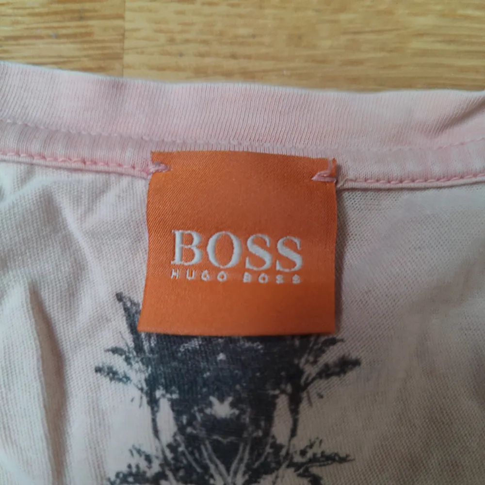 En fin Hugo Boss tröja som aldrig har används. Tröjan är i perfekt skick och har bara legat och samlat dam i garderoben. Storleken är L men passar M. Pris ej hugget i sten. . T-shirts.