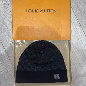 Tja, hjälper min vän sälja sin svart Luis Vuitton mössa. Den kommer med lådan.                                                                       Använd några grejer annars som ny.                             Pris kan diskuteras!!