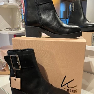 Klackskor  - Oanvända klackar från K.Cobler. Nypris 1100:-