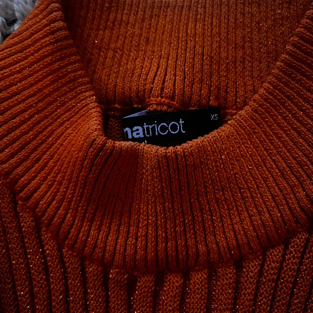 Tröja från Gina tricot i orangeglittrigt tyg. Storlek xs. Endast använd en gång så i fint skick :). Tröjor & Koftor.