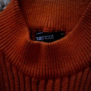 Tröja från Gina tricot i orangeglittrigt tyg. Storlek xs. Endast använd en gång så i fint skick :)