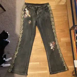Skitsnygga bootcut jeans med broderade blommor!! Jättefint skick och använt max 3 gånger :)  Står att det är storlek XL men snarare M/L