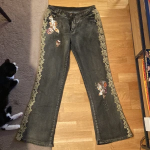 Y2k bootcut jeans - Skitsnygga bootcut jeans med broderade blommor!! Jättefint skick och använt max 3 gånger :)  Står att det är storlek XL men snarare M/L