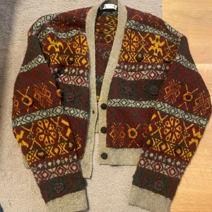 Mönstrad kofta  - Jättesöt och skön mönstrad kofta i röd/bruna färger från Zara! Bra skick! 