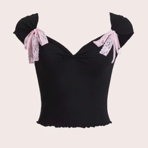 Svart topp med rosetter 🎀 - Aldrig använd (endast för att prova den), var för stor i ärmarna så den känns nästan som en M 🫶