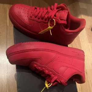 Röda Airforce  - Säljer röda airforce i storlek 43