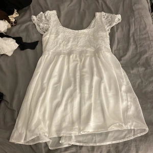 Vit klänning - En av mina studentklänningar som inte kom till användning under studenten så den är helt oanvänd, endast testad. Strl 44