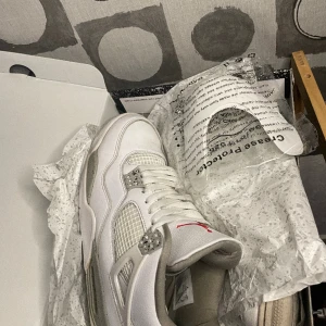 Jordan 4 oreo - Jätte bra skick Använt få gånger Kommer med GRATTIS crease protectors Storlek 44 Box och skor Ingen kvitto 