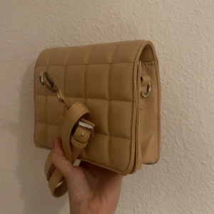 Väska - Helt ny oanvänd Beige väska. Crossbody