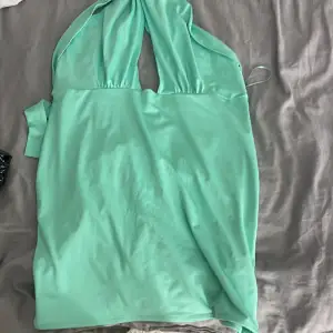 Neongrön klänning med bar rygg och knyten i nacken