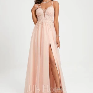 Bal klänning - Säljer min jätte fina balklänning som är använd 1 gång på min bal 2023! Köp ifrån JJ house, ordinarie pris 2800 men köpte den gör 3200 för jag special beställde storlek. Passar mig som är 160❤️