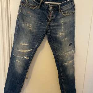 Exklusiva jeans från Dsquared2 som säljes pga att de inte kommer till användning. På bild 3 ser man ett förslitningshål mellan benen.  Midjemått: 88cm Längd: 102cm Skick: Mer än godkänt Passform: Rak Storlek: 46 (italiensk)