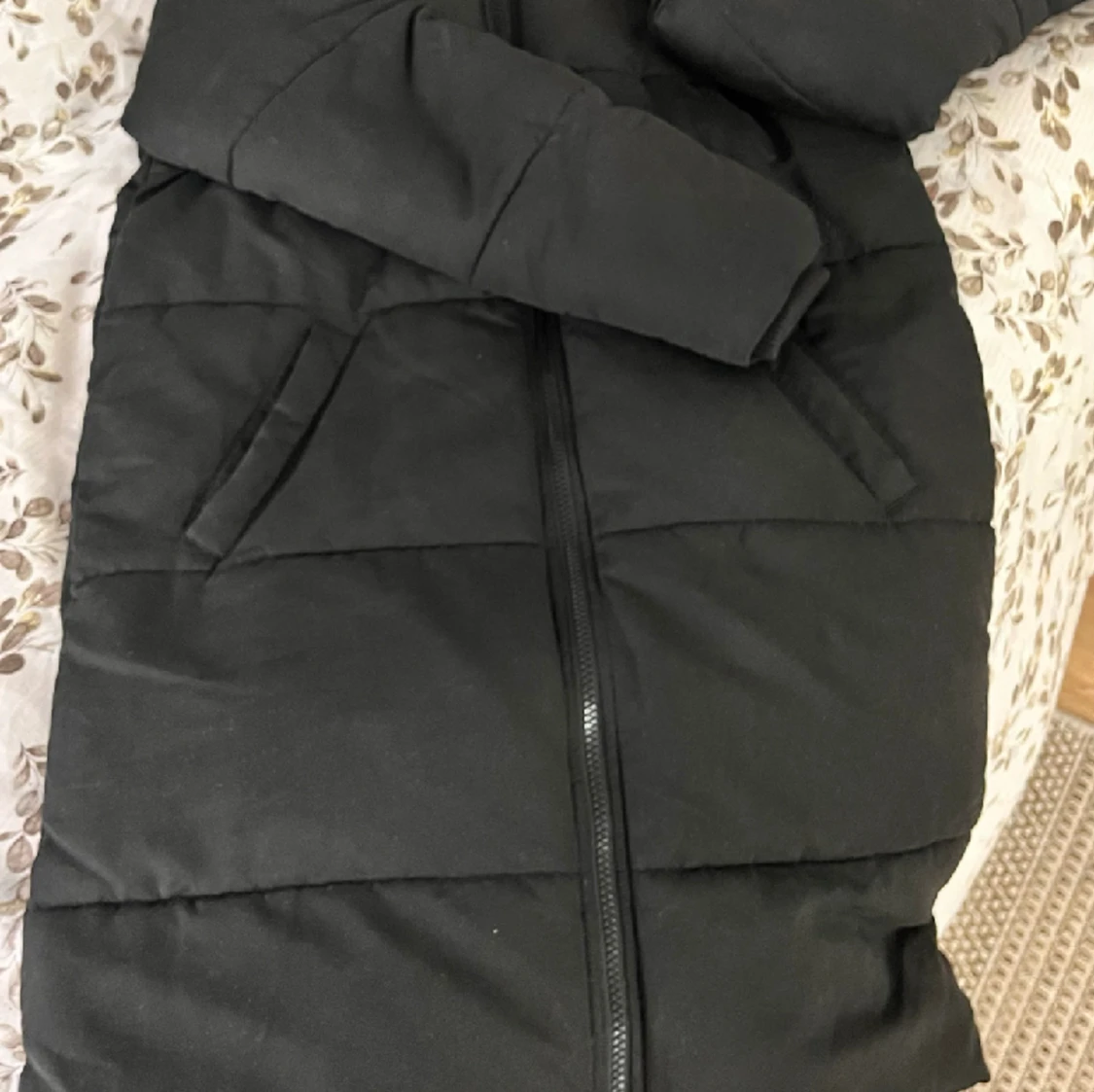 Svart lång jacka med luva - 90